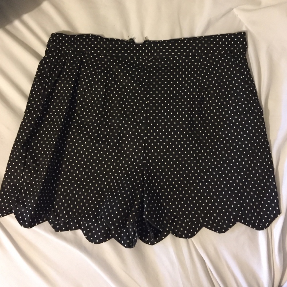 NWOT Black scallop shorts